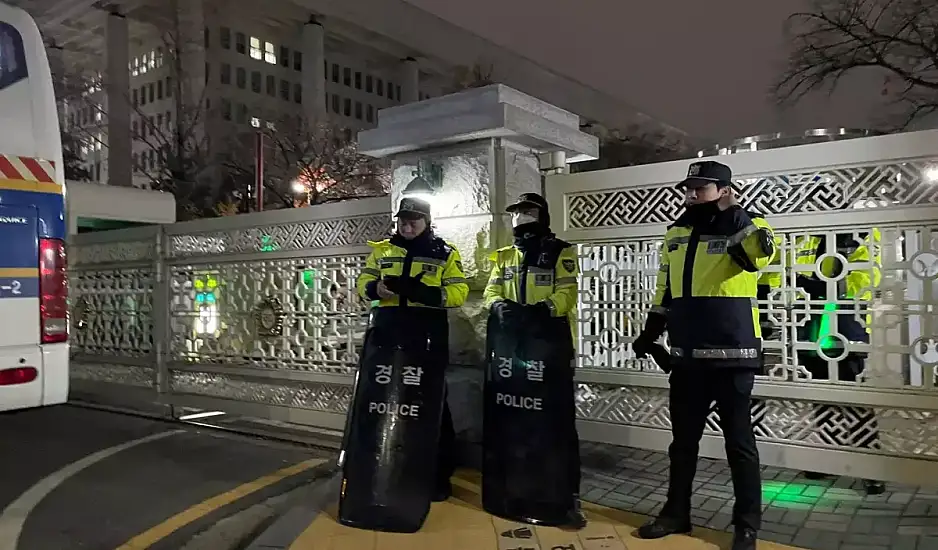 Νότια Κορέα: Γιατί κηρύχθηκε στρατιωτικός νόμος – Ο ρόλος της αντιπολίτευσης, οι αντιδράσεις και ο στρατός στους δρόμους