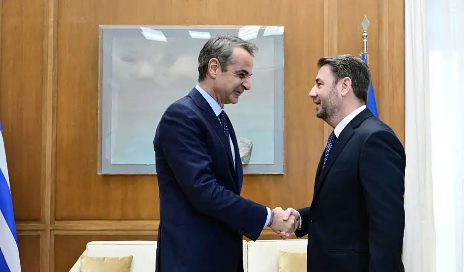 Ικανοποίηση στην κυβέρνηση για τη συνάντηση Μητσοτάκη-Ανδρουλάκη – Παίρνει πίσω τα περί «πράσινου ΣΥΡΙΖΑ»
