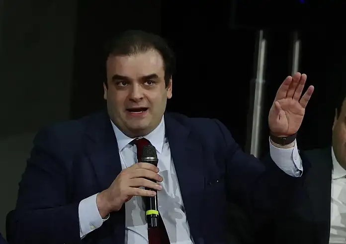 «Γέφυρες» Πιερρακάκη με τους 750.000 ελεύθερους επαγγελματίες που έχουν πληγεί από τα τεκμήρια