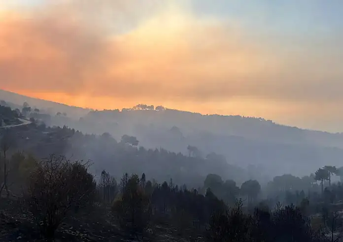Καίει για 4η ημέρα η φωτιά στο Ξυλόκαστρο: Συνεχίζεται η μάχη με διάσπαρτες εστίες και αναζωπυρώσεις