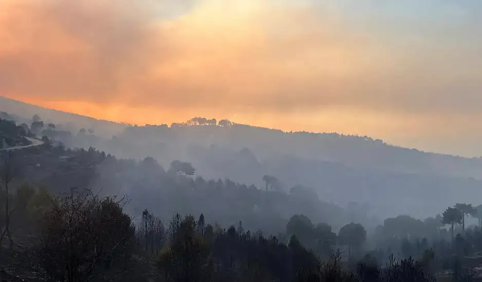 Καίει για 4η ημέρα η φωτιά στο Ξυλόκαστρο: Συνεχίζεται η μάχη με διάσπαρτες εστίες και αναζωπυρώσεις