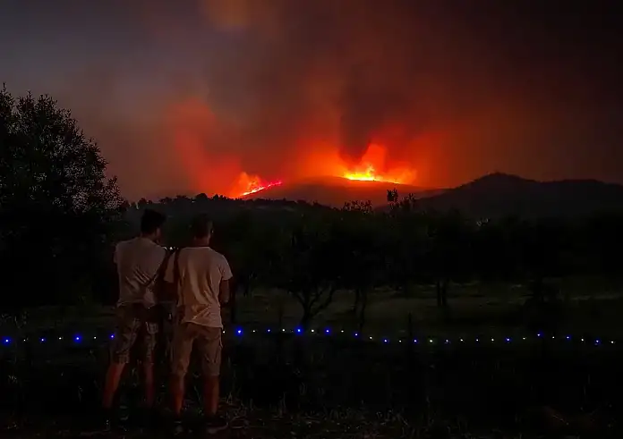 Στην Εύβοια και πάλι ο Βασίλης Κικίλιας για τη φωτιά που μαίνεται ανεξέλεγκτη – Ενισχύθηκαν οι δυνάμεις, «θα είναι πολύ δύσκολη νύχτα»