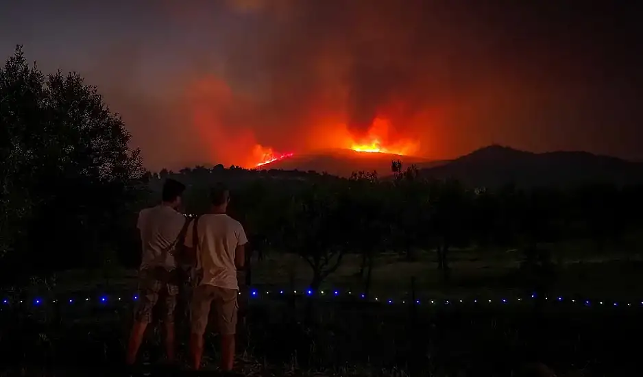 Στην Εύβοια και πάλι ο Βασίλης Κικίλιας για τη φωτιά που μαίνεται ανεξέλεγκτη – Ενισχύθηκαν οι δυνάμεις, «θα είναι πολύ δύσκολη νύχτα»