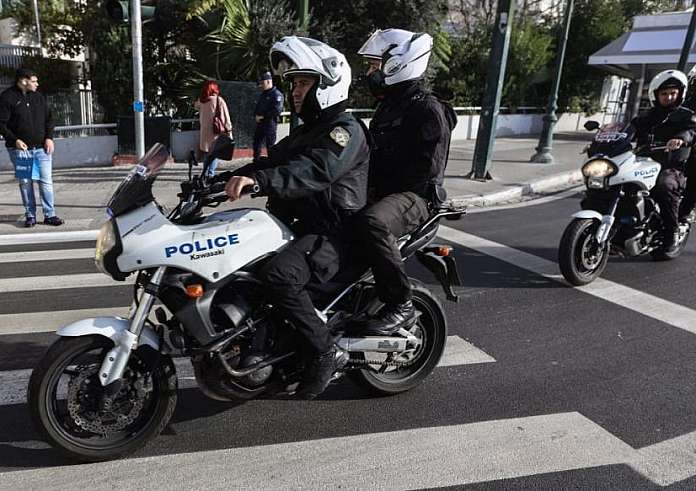Προσαγωγές έξω από την πρεσβεία της Τουρκίας - Σήκωσαν πανό κατά του Ερντογάν