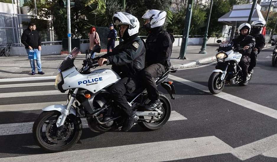 Προσαγωγές έξω από την πρεσβεία της Τουρκίας - Σήκωσαν πανό κατά του Ερντογάν