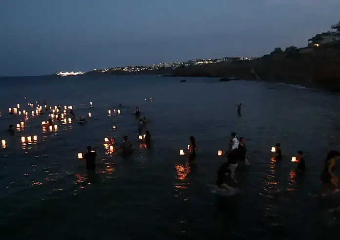 Φωτιά στο Μάτι: Συγκινητικές εικόνες – Άφησαν 104 φαναράκια στη θάλασσα στη μνήμη των θυμάτων