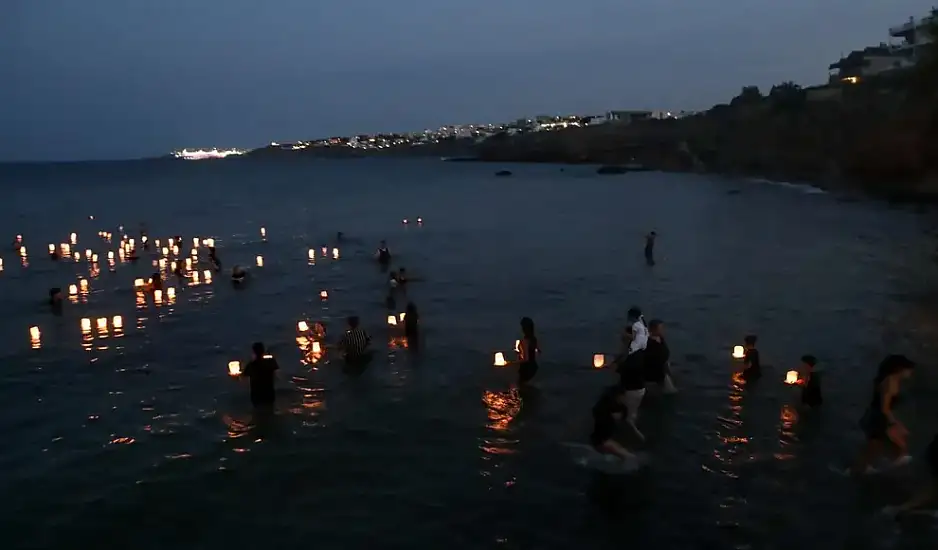 Φωτιά στο Μάτι: Συγκινητικές εικόνες – Άφησαν 104 φαναράκια στη θάλασσα στη μνήμη των θυμάτων
