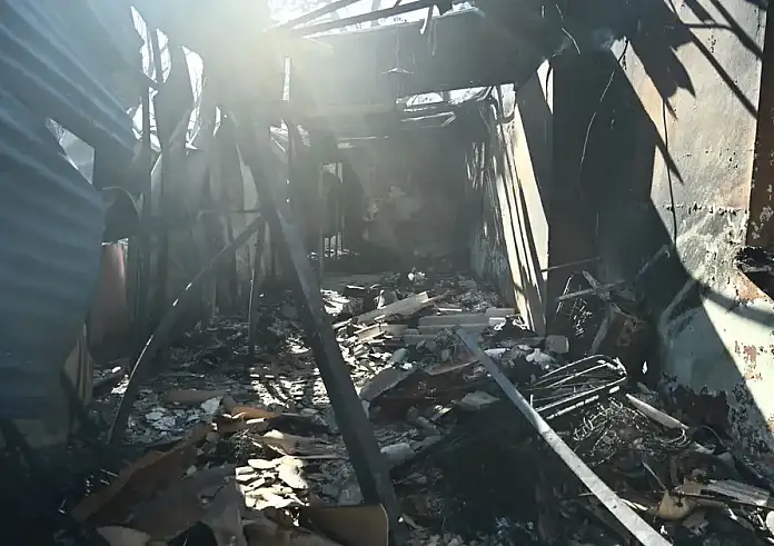 Από κλαδί πεύκου πήρε φωτιά η βιοτεχνία όπου εργαζόταν η γυναίκα που απανθρακώθηκε στο Πάτημα Χαλανδρίου