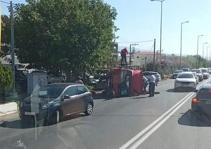 Τροχαίο - σοκ στο Ρέθυμνο: Καραμπόλα 5 οχημάτων – Σμπαράλια ταξί και φορτηγό με ζώα