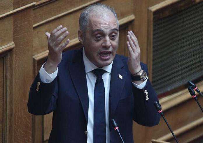 Έκρηξη Βελόπουλου στη Βουλή: «Δεν θα μιλάτε, έχασα φίλο στα Τέμπη – Είστε χοντρόπετσοι»