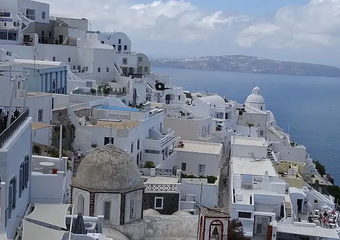 Θολώνει το αφήγημα για ρεκόρ στον τουρισμό το 2024 – Απρόσμενη μείωση εσόδων τον Ιούλιο