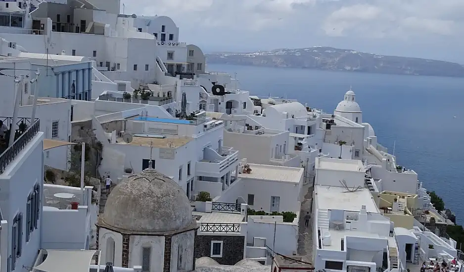 Θολώνει το αφήγημα για ρεκόρ στον τουρισμό το 2024 – Απρόσμενη μείωση εσόδων τον Ιούλιο