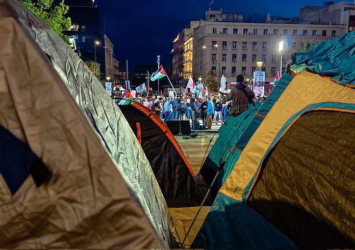 Ολονυχτία φοιτητών στα Προπύλαια για την Παλαιστίνη