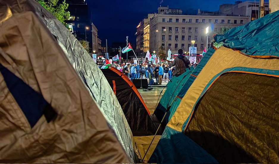 Ολονυχτία φοιτητών στα Προπύλαια για την Παλαιστίνη