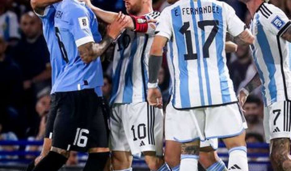 Ξέφυγε η κατάσταση στο Αργεντινή - Ουρουγουάη, ο Μέσι έπιασε αντίπαλο από τον λαιμό