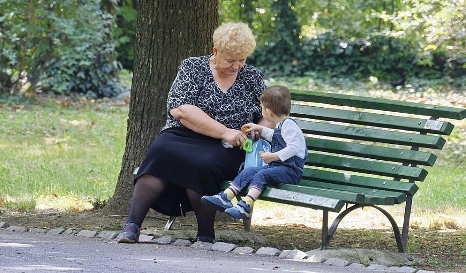 Νταντάδες της Γειτονιάς: Ποιοι μπορούν να πάρουν voucher 500 ευρώ φροντίζοντας τα εγγόνια τους
