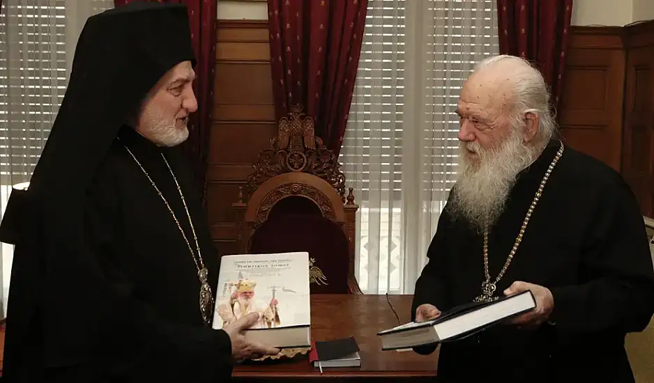 Ο Ιερώνυμος ξεκινά «ιερό πόλεμο» με τα ομόφυλα ζευγάρια: Αβάπτιστα τα παιδιά τους