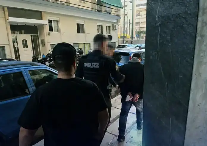 Πατέρας με τη βοήθεια Youtuber παγίδευσε παιδόφιλο που έβαλε στόχο την κόρη του. ΕΔΕ για τον αστυνομικό