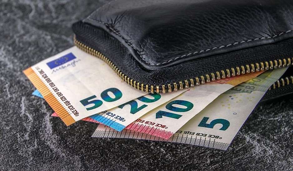 Νέοι έως 35 ετών: «Ξερή» αμοιβή 705 ευρώ και φόρος εισοδήματος