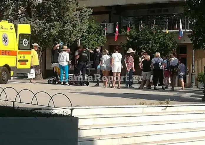 Λαμία: Τουρίστας έμεινε ακίνητος -σαν στήλη άλατος- για δύο ώρες σε πλατεία, αναστατώνοντας τους κατοίκους της πόλης