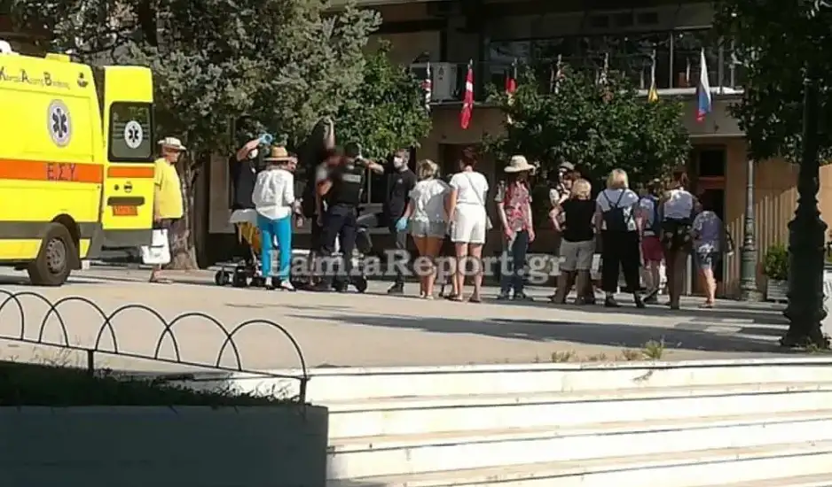 Λαμία: Τουρίστας έμεινε ακίνητος -σαν στήλη άλατος- για δύο ώρες σε πλατεία, αναστατώνοντας τους κατοίκους της πόλης