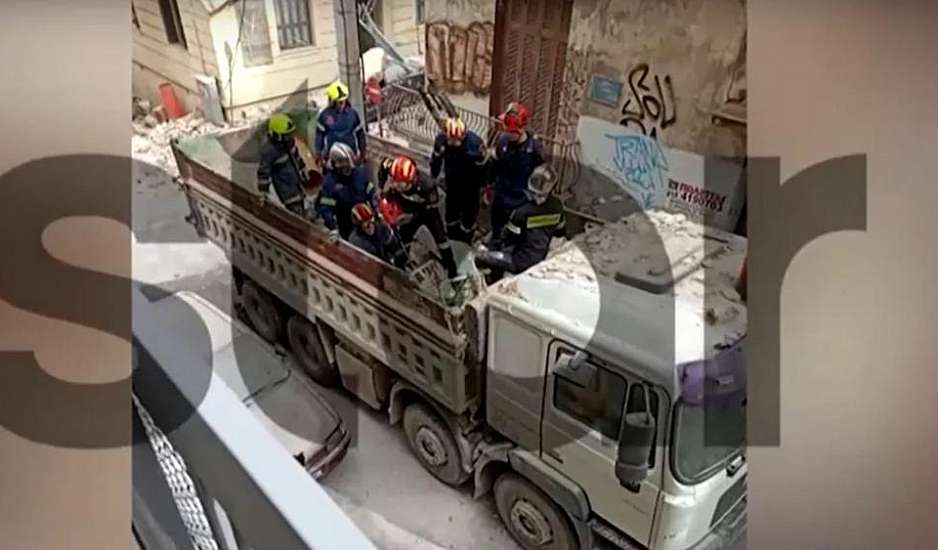 Πασαλιμάνι: Άνδρες της ΕΜΑΚ εντοπίζουν στον 31χρονο αστυνομικό μετά την κατάρρευση του κτιρίου – Βίντεο ντοκουμέντο