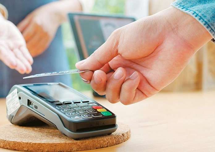 Επιδόματα μέσω προπληρωμένης κάρτας: Ποιά είναι η προθεσμία έκδοσης και ποιές οι επιπτώσεις για όσους τη χάσουν
