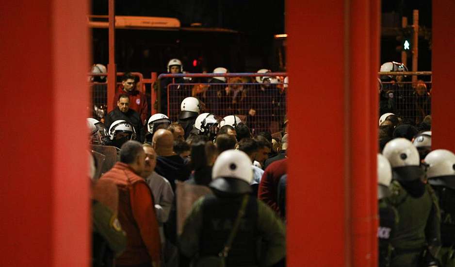 Ρέντη: Κρίσιμη η κατάσταση του αστυνομικού – Συνεχίζονται οι έρευνες για των εντοπισμό των χούλιγκαν