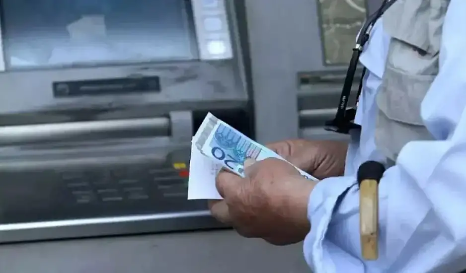 Συντάξεις Φεβρουαρίου: Αλαλούμ μπροστά στα ATM – Πολλοί συνταξιούχοι είδαν μειωμένα τα ποσά