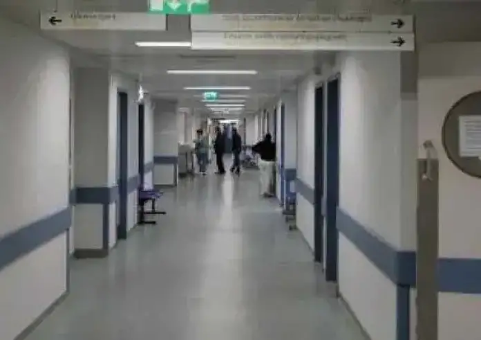 Στο «κόκκινο» κορονοϊός και λοιμώξεις – Το αδιαχώρητο στα νοσοκομεία, ουρές στα φαρμακεία