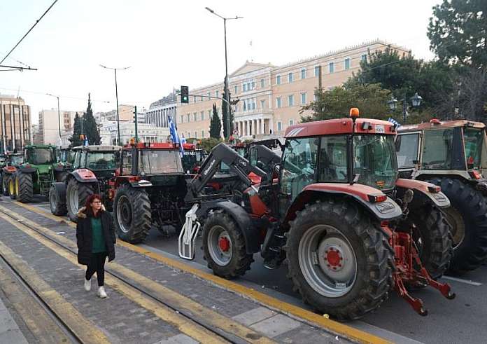Φεύγουν οι αγρότες από το Σύνταγμα παρά τις φωνές για παραμονή - Τα επόμενα βήματα