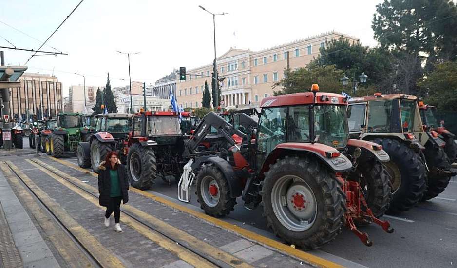 Φεύγουν οι αγρότες από το Σύνταγμα παρά τις φωνές για παραμονή - Τα επόμενα βήματα