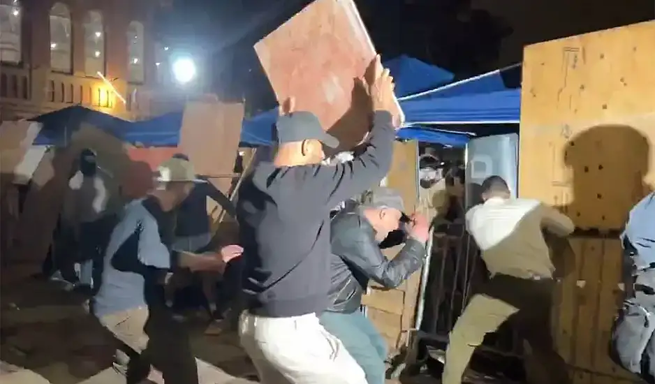 Άγριες συγκρούσεις και στο UCLA της Καλιφόρνια – Συνεχίζονται οι φιλοπαλαιστινιακές διαδηλώσεις στις ΗΠΑ