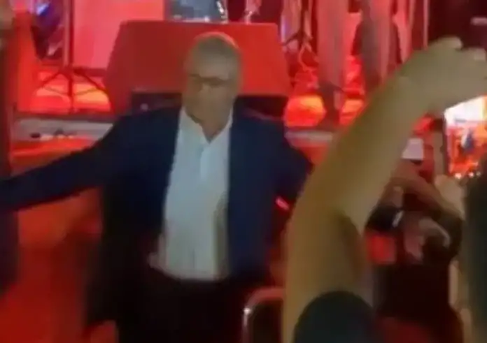 Το βαρύ ζεϊμπέκικο του Κουτσούμπα στο φεστιβάλ της ΚΝΕ (βίντεο)