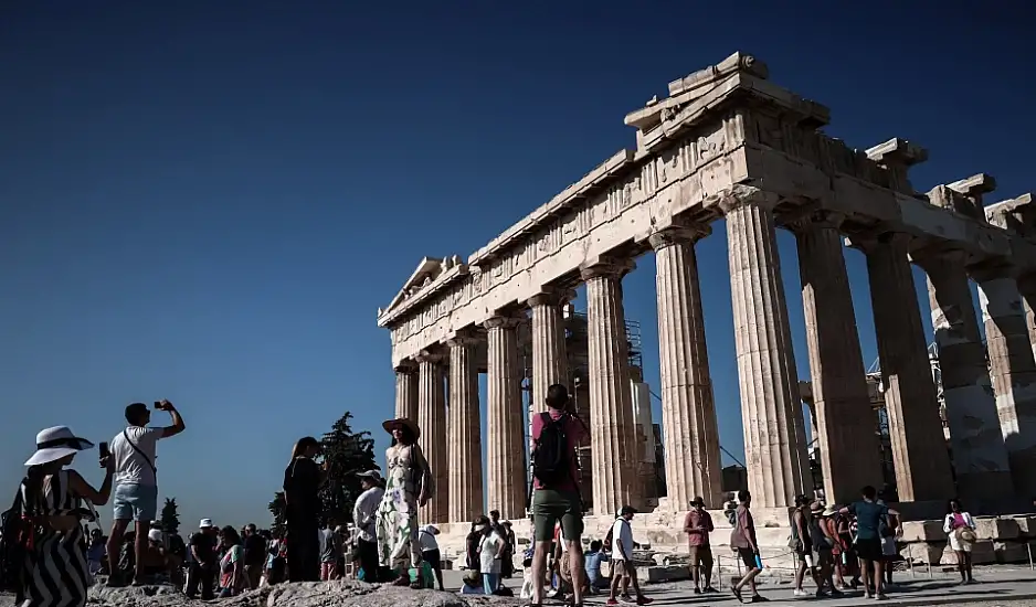 Ακρόπολη: Επιμένει στις VIP ξεναγήσεις το υπουργείο Πολιτισμού και κάνει διαγωνισμό για την προβολή τους