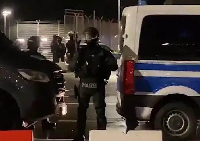 Θρίλερ στο αεροδρόμιο του Αμβούργου – Κρατάει όμηρο την κόρη του και ζητεί να πάει στην Τουρκία
