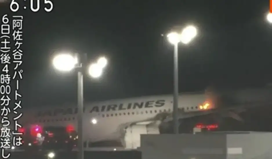 Φωτιά σε αεροπλάνο με επιβάτες στο αεροδρόμιο του Τόκιο – Φλόγες ξεπηδούν από τα παράθυρα