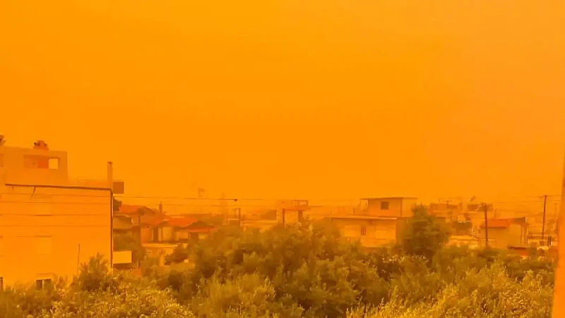 Η αφρικανική σκόνη έπνιξε Καλαμάτα και Ηλεία: Απόκοσμες εικόνες
