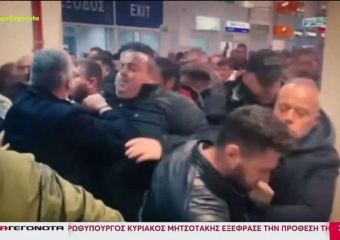 Αγρότες: Εισέβαλαν στο αεροδρόμιο και «πολιορκήσαν» τον Λευτέρη Αυγενάκη