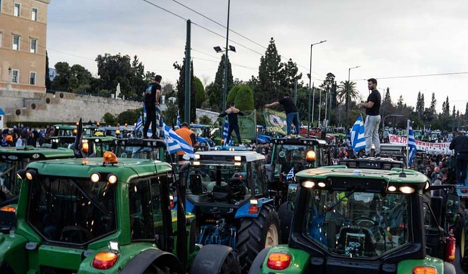 Η μεγάλη απόβαση των αγροτών στην Αθήνα – Πλημμύρισε με τρακτέρ το Σύνταγμα