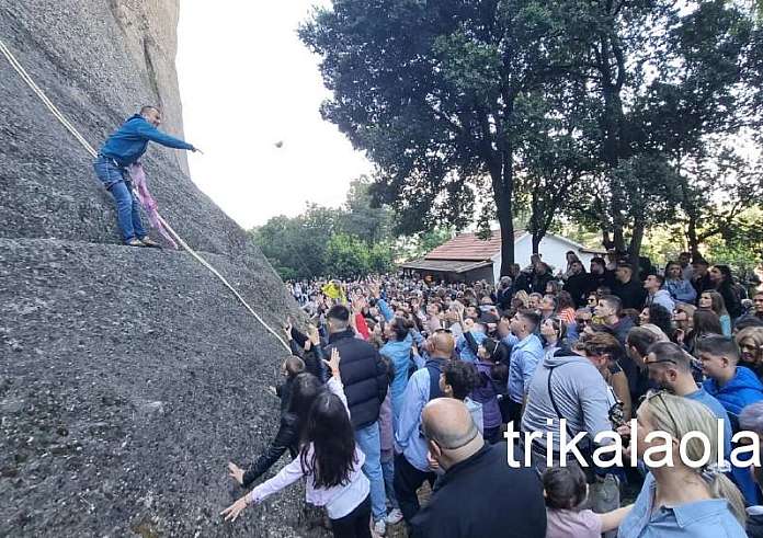 Συγκίνηση στα Μετέωρα: Αναρριχητές φώναξαν τα ονόματα των τριών κοριτσιών που έχασαν τη ζωή τους στα Τέμπη