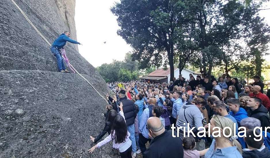 Συγκίνηση στα Μετέωρα: Αναρριχητές φώναξαν τα ονόματα των τριών κοριτσιών που έχασαν τη ζωή τους στα Τέμπη