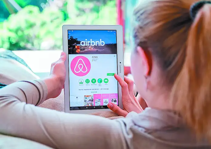 Νέο «φρένο» στην Airbnb – Οι περιοχές που μπαίνουν στο στόχαστρο και το σχέδιο της κυβέρνησης