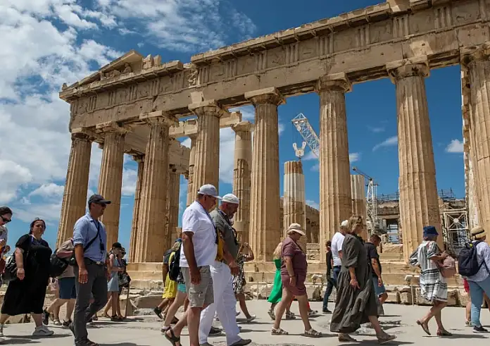 Τουρισμός: Έρχονται περισσότεροι, αλλά δαπανούν λιγότερα – Τα σημάδια που προκαλούν ανησυχία