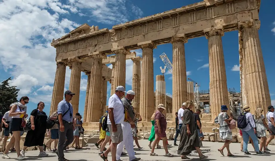 Τουρισμός: Έρχονται περισσότεροι, αλλά δαπανούν λιγότερα – Τα σημάδια που προκαλούν ανησυχία