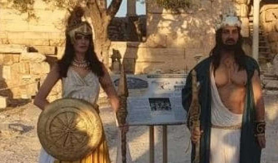 Aκρόπολη: Ενόχληση από τουρίστες που ντύθηκαν με χλαμύδες και πόζαραν στον Ιερό Βράχο
