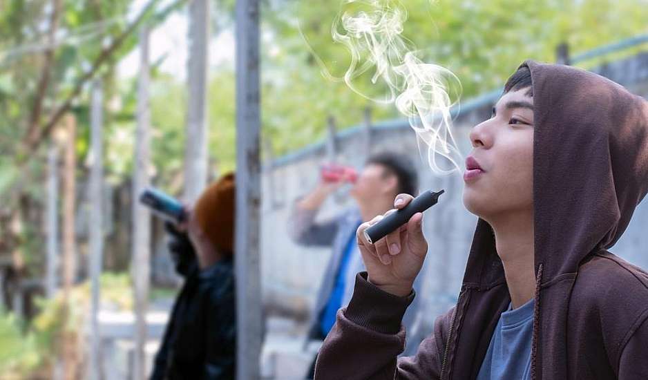 ΠΟΥ: Ανησυχία για την κατανάλωση αλκοόλ και ηλεκτρονικών τσιγάρων από παιδιά 11-15 ετών