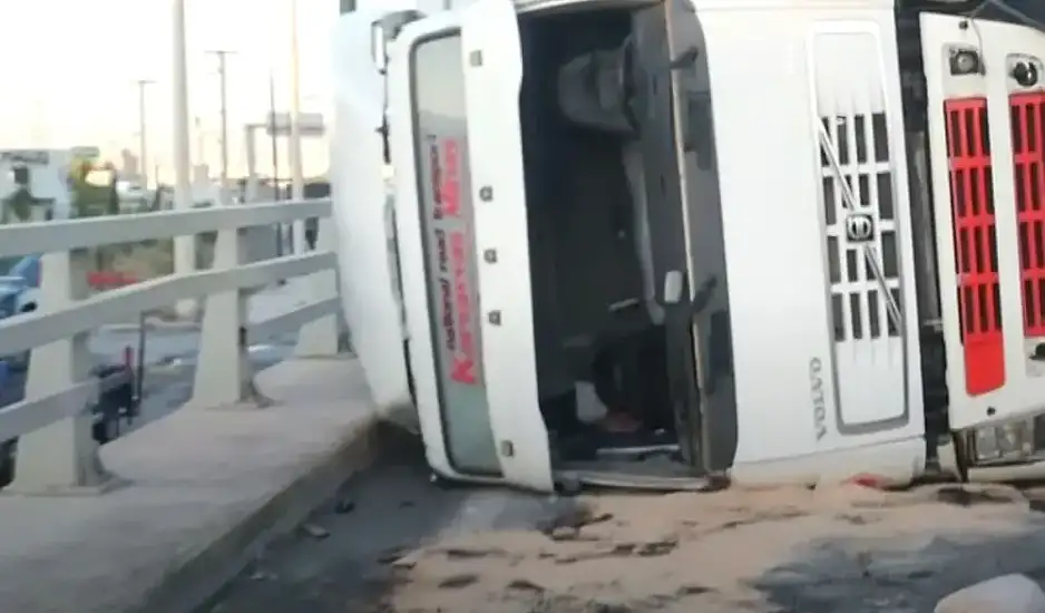 Χάος στον Κηφισό μετά από ανατροπή φορτηγού - Ο οδηγός έφυγε... τρέχοντας