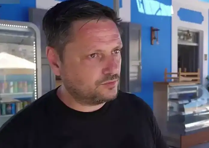 Μάικλ Μόσλεϊ: Βουρκωμένος ο καμεραμάν της ΕΡΤ που βρήκε τον νεκρό παρουσιαστή