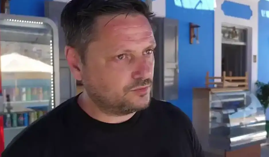 Μάικλ Μόσλεϊ: Βουρκωμένος ο καμεραμάν της ΕΡΤ που βρήκε τον νεκρό παρουσιαστή